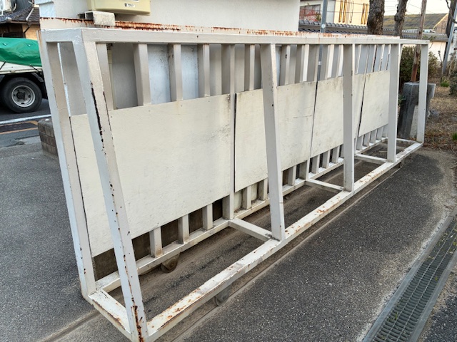 🏫 奈良市内小学校｜正門の戸車修理（経年劣化による破損）