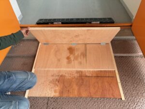 奈良市内学校 |  観音扉に合わせた折りたたみ式スロープを施工