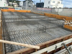 奈良市・T様邸新築工事｜長雨の中でも丁寧に進む基礎鉄筋工事
