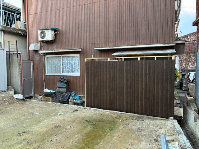 勝手口に目隠しの塀を設置しました