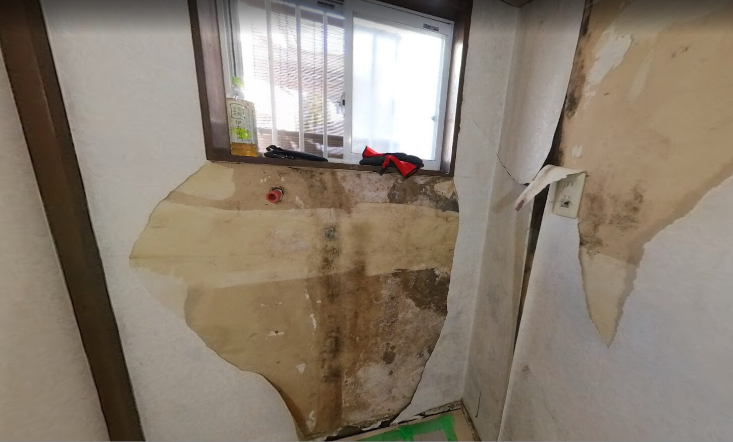 洗面所で雨漏り！2階ベランダからの浸水とその影響