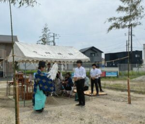 梅雨の晴れ間に二軒並んで地鎮祭｜奈良市で新築工事スタート